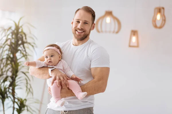 Šťastný mladý otec drží svou malou dceru doma — Stock fotografie