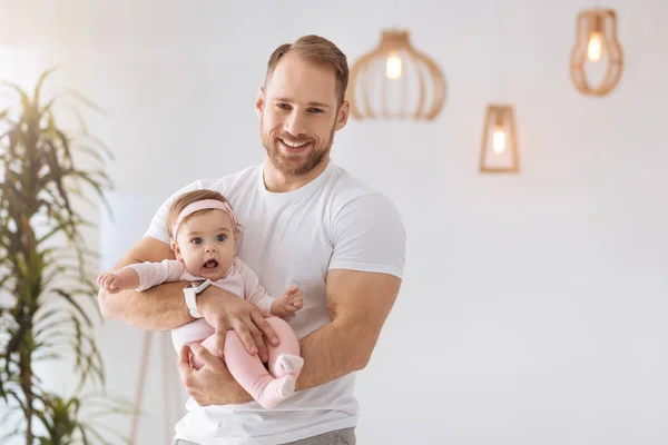 Usměvavý mladý otec drží své tot doma — Stock fotografie