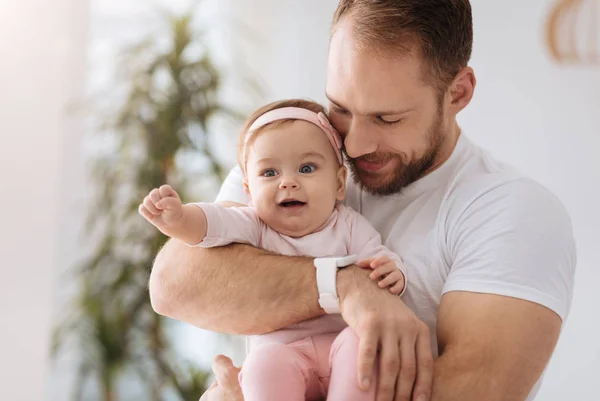 Alegre niña divirtiéndose en los brazos de padre — Foto de Stock