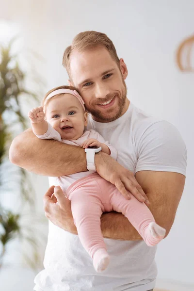 Pobaveně dítě dívka baví se svým otcem — Stock fotografie