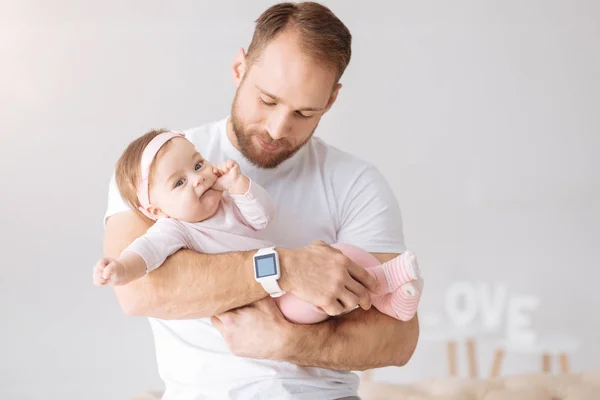 Entspanntes Kleinkind ruht sich bei seinem Vater aus — Stockfoto