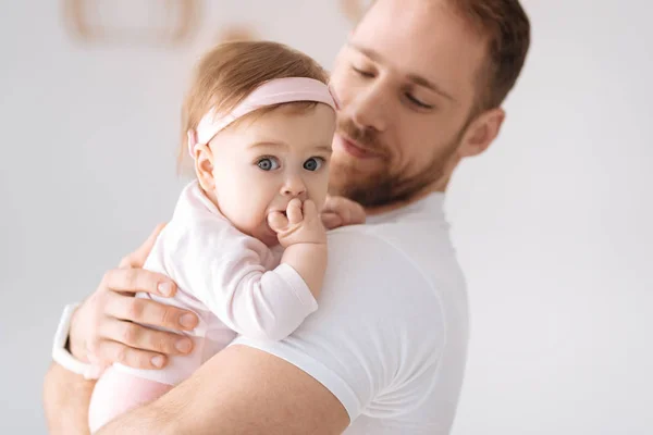 Bello bambino che esprime emozioni con il padre — Foto Stock