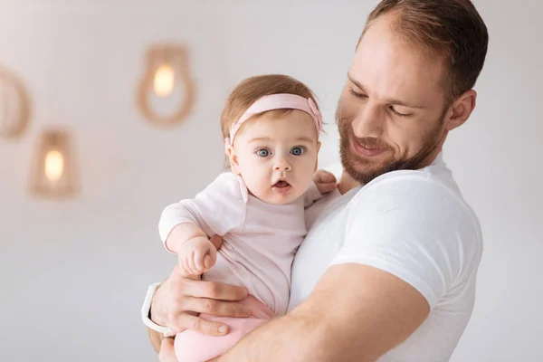 Involucrado padre joven pasar tiempo con su hijo pequeño — Foto de Stock