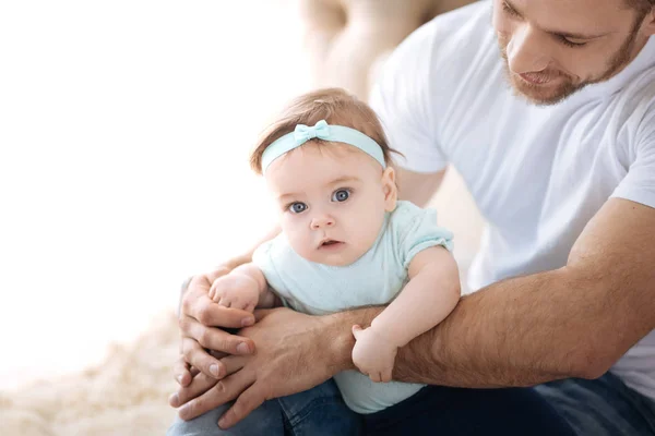 Stupito bambino carino tra le braccia del padre — Foto Stock