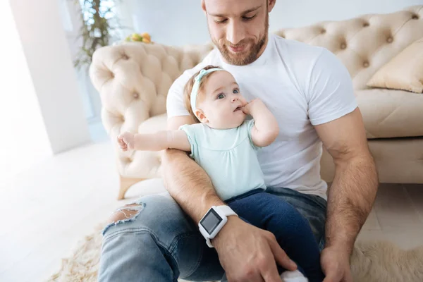 Hilfreicher junger Vater ruht sich mit seiner Tochter aus — Stockfoto