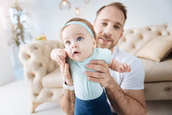 Lebhafte kleine Tochter verbringt Wochenende bei ihrem Vater zu Hause — Stockfoto