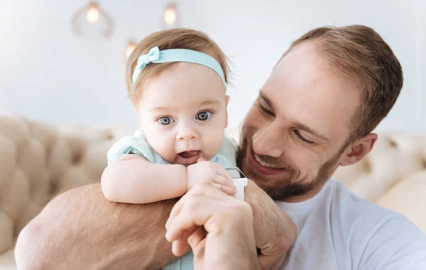 Jovem pai feliz brincando com a filha em casa — Fotografia de Stock