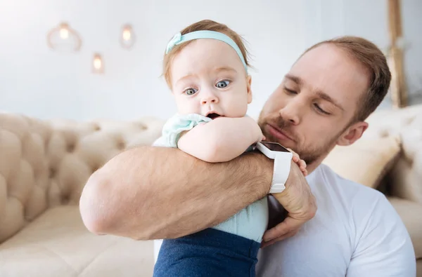 Encantado joven padre divirtiendo a su hija en casa — Foto de Stock