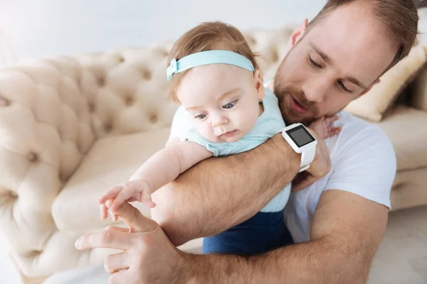 Guapo padre joven divirtiendo a su niña en casa — Foto de Stock