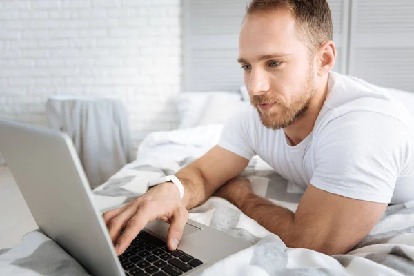 Hombre barbudo involucrado trabajando en casa — Foto de Stock