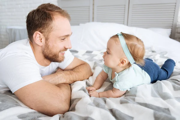 Incroyable tout-petit fille s'amuser avec son père — Photo