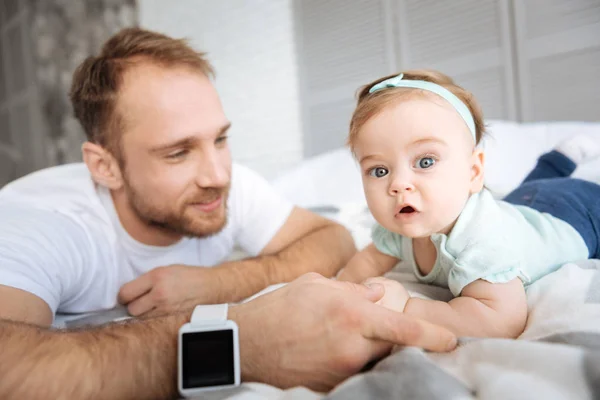 Betrokken kind ontspannen met haar vader in de slaapkamer — Stockfoto