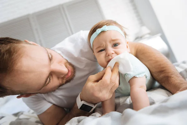 Petite enfant couchée sur le lit avec son père — Photo