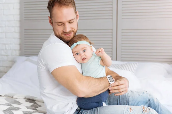 Junger bärtiger Vater umarmt das Kleinkind zu Hause — Stockfoto