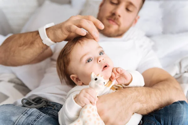 Unga far uttrycka omsorg till sin dotter hemma — Stockfoto