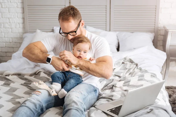 Moderner Vater, der sich zu Hause um sein kleines Kind kümmert — Stockfoto