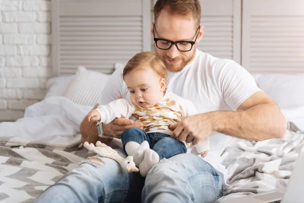 Bra far bär sitt lilla barn hemma — Stockfoto