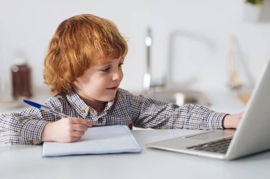 Zeki çocuk için onun test eğitim çalışkan