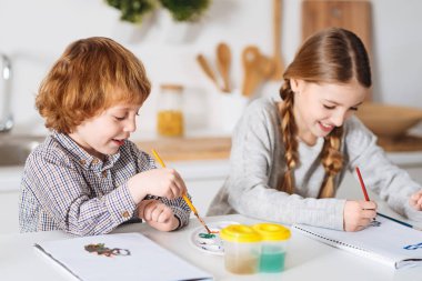 Birbirlerine çizimler tatlı sanatsal çocuklar