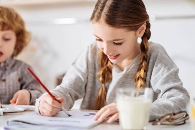 Onun sanat ev atama yaparken çalışkan yetenekli kız