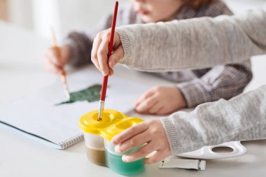 Sanat birlikte yaptığı yetenekli yaratıcı çocuk