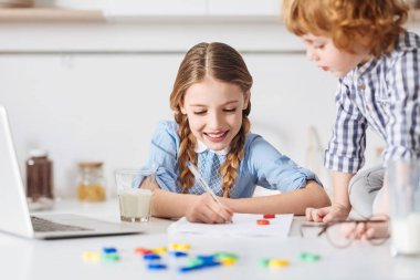 Onun matematik projede çalışan yaratıcı özel kız