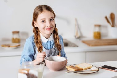 Kahvaltı yemek yerken güzel kız arıyorum memnun