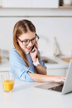 Bir şey telefonda tartışırken meraklı küçük öğrenci