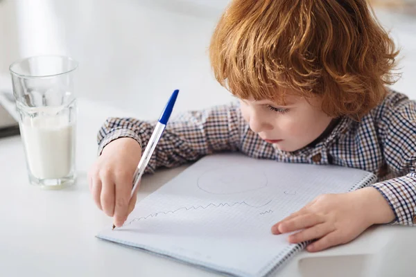 Kreativer cleverer Junge macht eine Zeichnung — Stockfoto