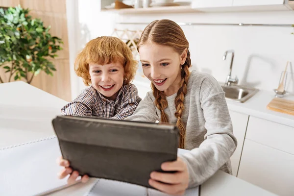 Curiosos hermanos divirtiéndose en la cocina — Foto de Stock