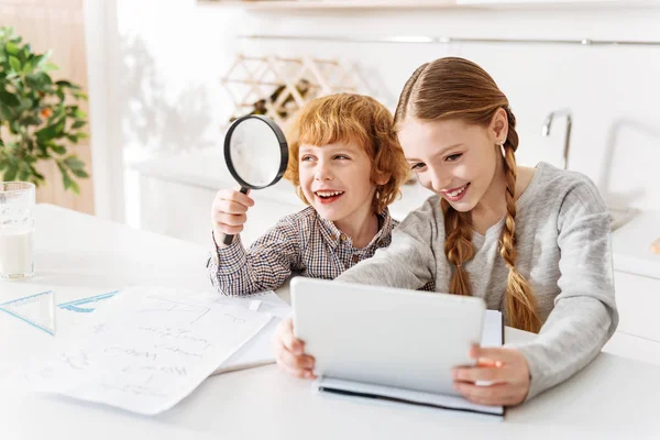 Menina otimista bonito usando seu tablet — Fotografia de Stock