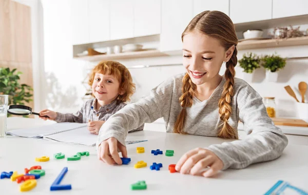 Helle aktive Kinder, die in der Küche spielen — Stockfoto