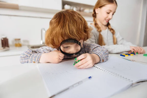 Neugierig liebenswertes Kind untersucht ein Spiel — Stockfoto