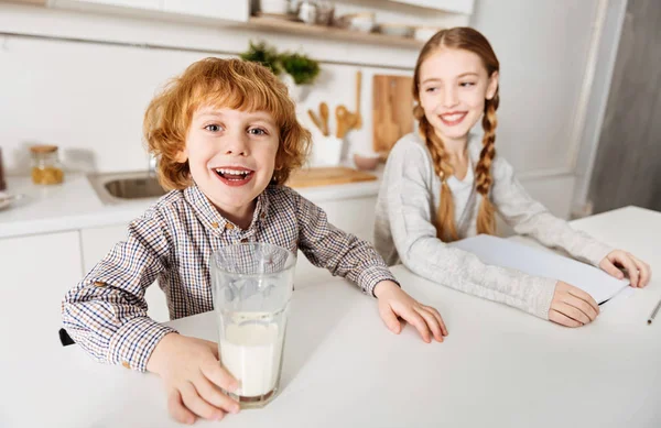 Lieblich süße Kinder schauen begeistert — Stockfoto