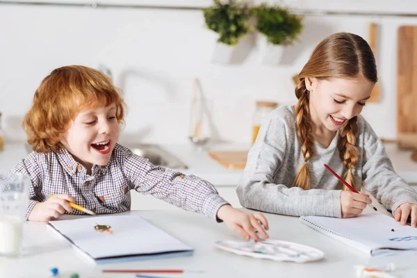 Brillantes niños alegres disfrutando de su arte —  Fotos de Stock