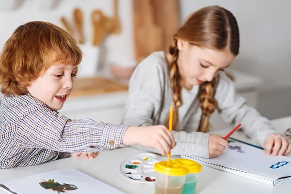 Hermanos inteligentes persistentes que trabajan en sus ilustraciones — Foto de Stock