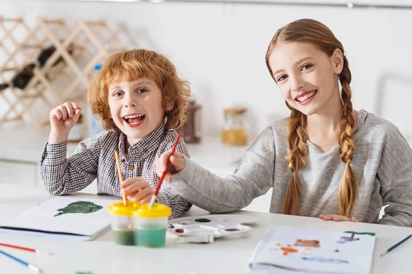 Lebhafte aktive Kinder üben ihre Kunstfertigkeiten — Stockfoto