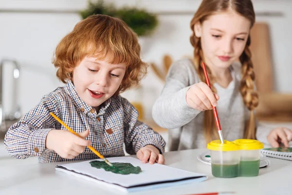 Pequeño artista determinado pintando un árbol —  Fotos de Stock