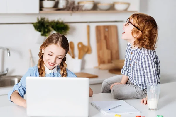 Animado poco jengibre riendo de sus hermanas broma — Foto de Stock