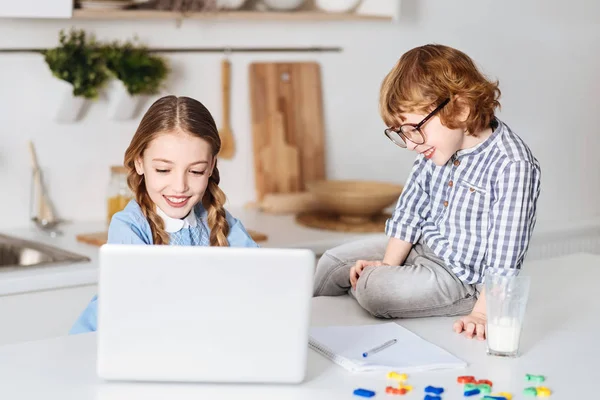 Intresserad av ung kille tittar på sin syster — Stockfoto