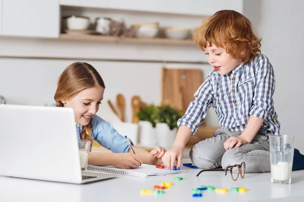 Bambini intelligenti attivi che giocano in giochi di apprendimento speciali — Foto Stock