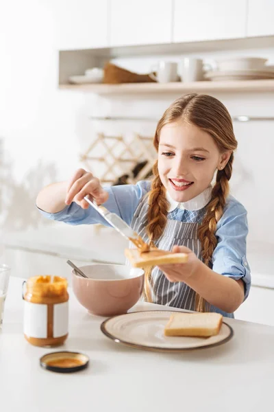 Bewundernswerte charmante Mädchen Kochen nahrhaftes Frühstück — Stockfoto
