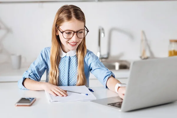 Intelligente giovane signora che utilizza il suo computer portatile per studiare — Foto Stock