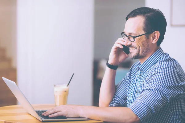 Vrolijke senior man praten op mobiele telefoon — Stockfoto