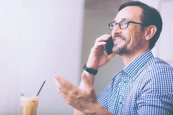 Veselý muž mluví o telefonu v kavárně — Stock fotografie