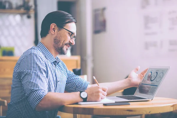 Propietario de café positivo sentado a la mesa — Foto de Stock