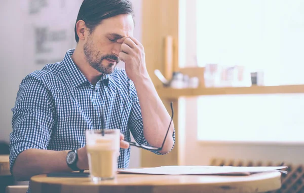 Hombre mayor cansado sentado en el café — Foto de Stock