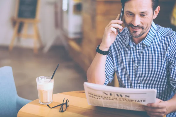 Veselý člověk, čtení novin v kavárně — Stock fotografie