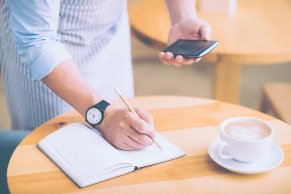 Camarero agradable tomando notas — Foto de Stock