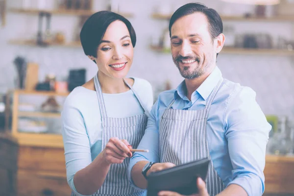 Pareja positiva manejando su pequeño negocio — Foto de Stock